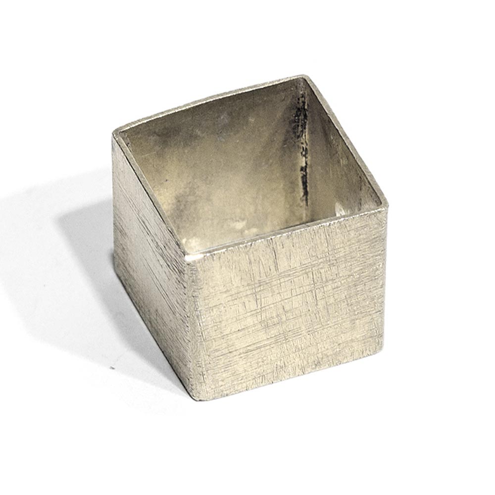 Модерен пръстен с квадратна форма от сребро