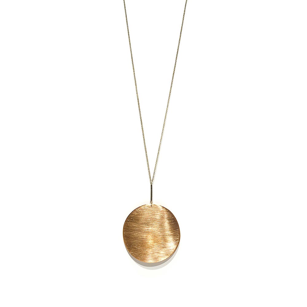 Trendy necklace with detailed textured round tile