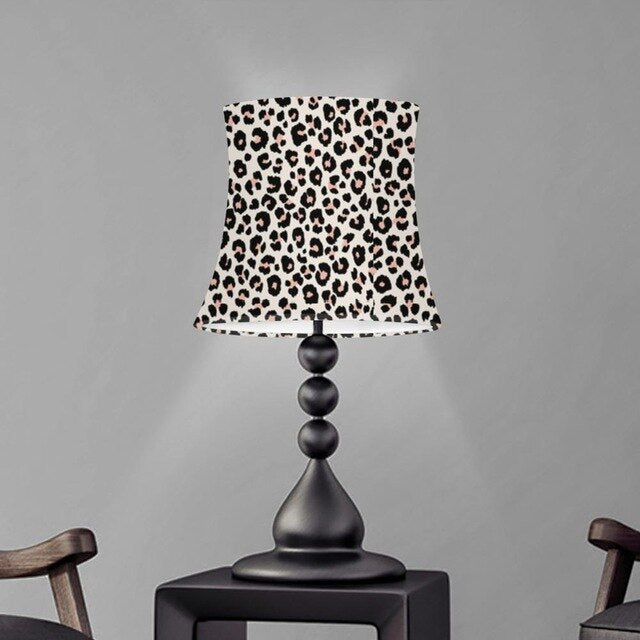 Настолна лампа с леопард